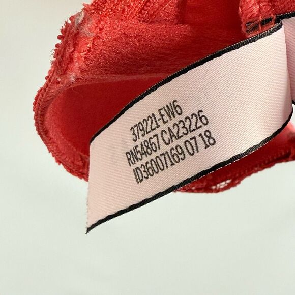 C32  Victoria’s Secret red lace padded racerback bralette size large - Picture 8 of 8